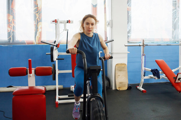 junge athletische Frau bekommt körperliche Bewegung. - Foto, Bild