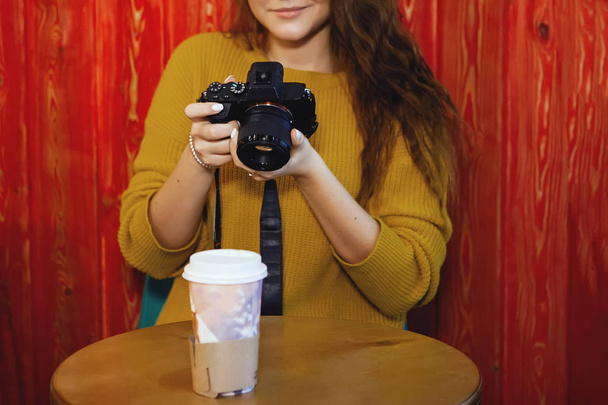 Kafede dijital kamerasını kullanan güzel genç kadın. - Fotoğraf, Görsel