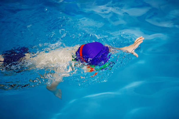 Bebê mergulha subaquático com diversão na piscina
. - Foto, Imagem