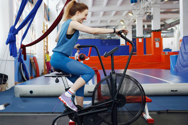 Mujer atlética joven hace ejercicio físico
. - Foto, imagen