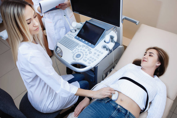 Klinikte karın ultrason muayenesi. - Fotoğraf, Görsel