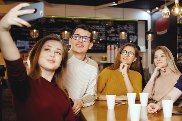 Öt fiatal jóképű diák ül egy kávézóban. - Fotó, kép