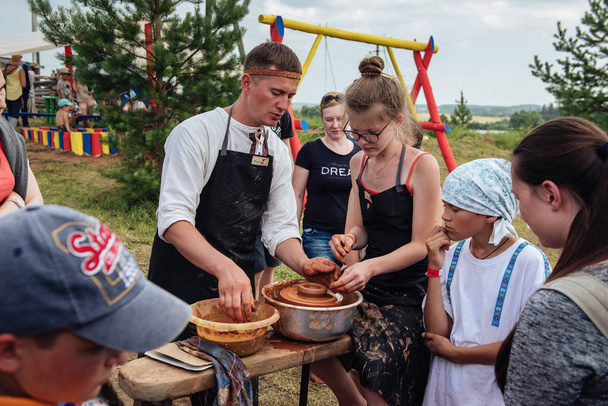 Φεστιβάλ ιστορικής ανοικοδόμησης "Rus Druzhinnaya". Ο αφέντης διδάσκει στην αγγειοπλαστική. Ρωσία, Izvevsk 23, 07, 2018 - Φωτογραφία, εικόνα
