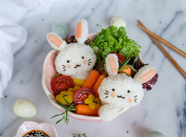 Смачна домашня Японська кухня кролика у формі онігирі з салатом - Фото, зображення