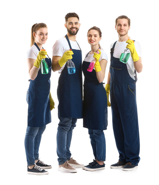 Trabalhadores do serviço de limpeza em fundo branco
 - Foto, Imagem