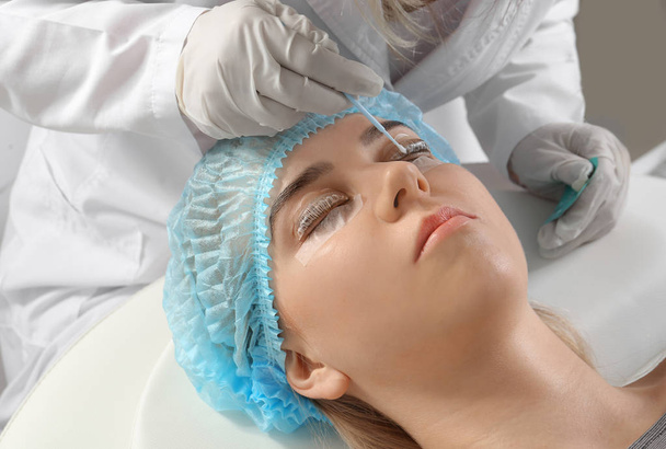 Jeune femme subissant une procédure de plastification des cils dans un salon de beauté
 - Photo, image