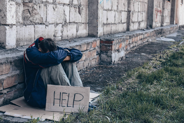 Povero senzatetto che implora aiuto all'aperto
 - Foto, immagini