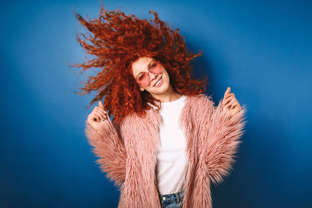 Gyönyörű vörös hajú nő színes háttér - Fotó, kép