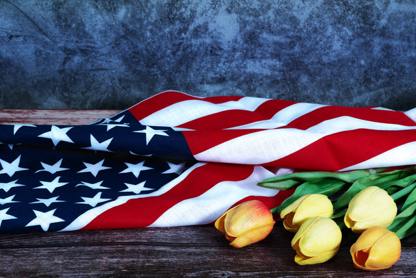 Jour commémoratif avec drapeau américain et fleur sur fond en bois - Photo, image