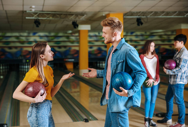 Happy vrienden in bowlingclub - Foto, afbeelding
