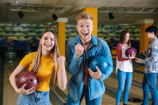 Happy přátelé v bowling Clubu - Fotografie, Obrázek