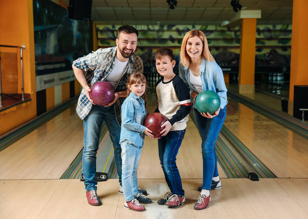 Família feliz no clube de bowling
 - Foto, Imagem