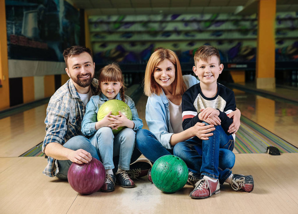 Família feliz no clube de bowling
 - Foto, Imagem