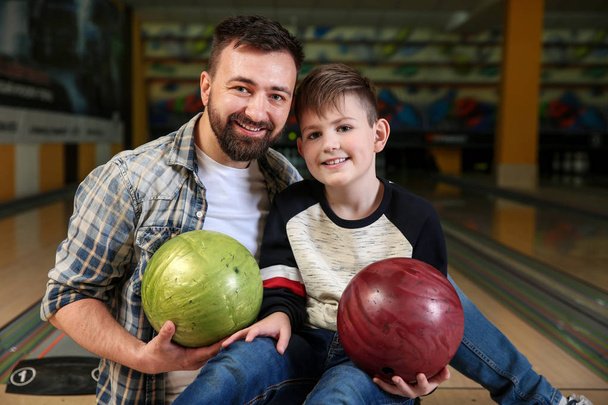 Muž s malým synem v bowlingově klubu - Fotografie, Obrázek
