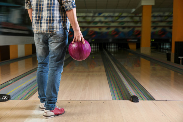 Man playing bowling in club - Foto, imagen