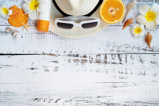 Όμορφες καλοκαιρινές διακοπές, Παραλία αξεσουάρ, πορτοκαλί, γυαλιά ηλίου, καπέλο και όστρακα σε ξύλινα υπόβαθρα - Φωτογραφία, εικόνα