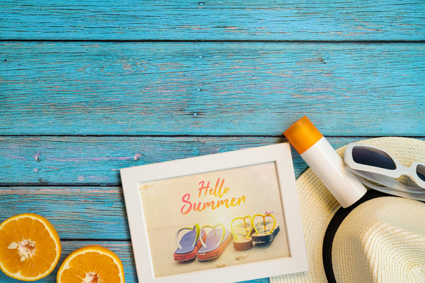 Hermosas vacaciones de verano, accesorios de playa, naranja, gafas de sol, sombrero y bloqueador solar en fondos de madera - Foto, imagen