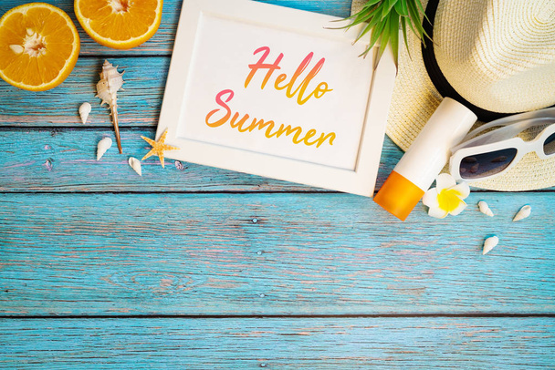 Krásná letní dovolená, plážové doplňky, oranžová, sluneční brýle, klobouk a opalovací krém na dřevěném pozadí - Fotografie, Obrázek