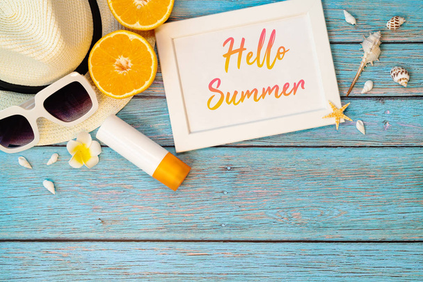 Piękne letnie wakacje, Akcesoria do plaży, pomarańczowy, okulary przeciwsłoneczne, kapelusz i krem z filtrem na drewnianych tłach - Zdjęcie, obraz