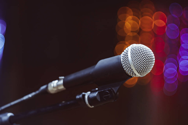 microfones na sala de concertos
 - Foto, Imagem