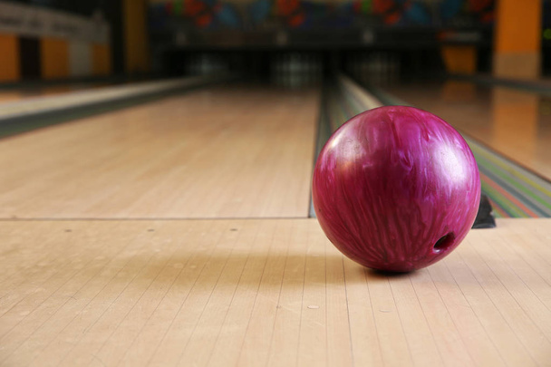 Ball on floor in bowling club - Zdjęcie, obraz