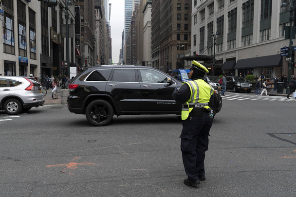 ニューヨーク、アメリカ - 2019年5月5日 - 市街地は交通渋滞に - 写真・画像