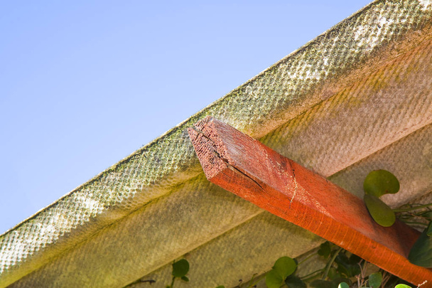 Деревянная хижина с опасной крышей из асбеста - Фото, изображение