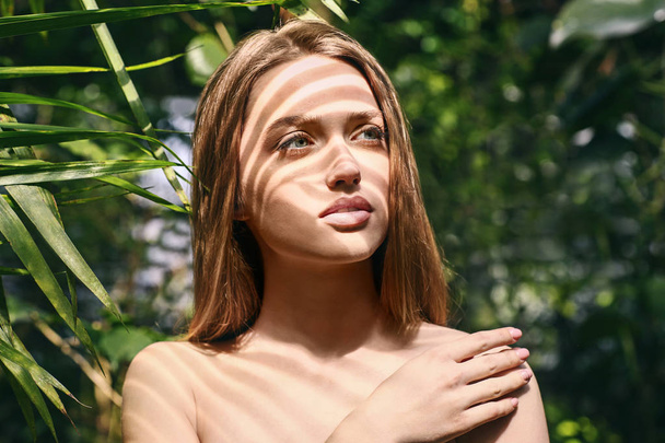 Portrét krásné mladé ženy v tropickém lese - Fotografie, Obrázek