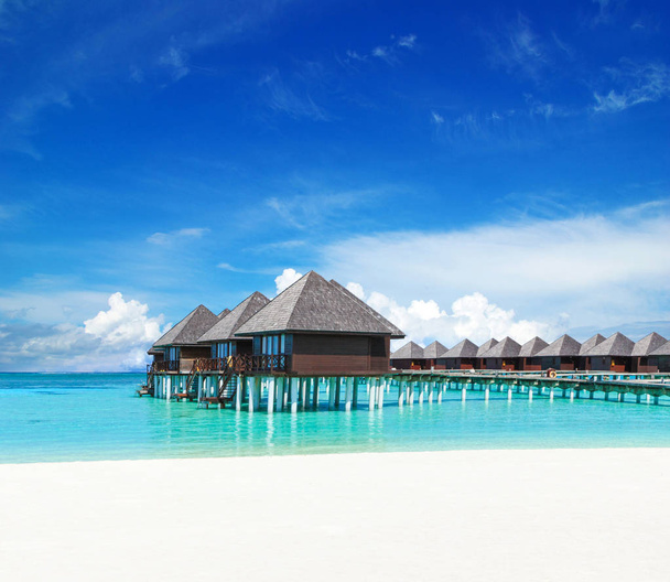 Prachtig tropisch eiland op de Malediven met strand, zee en blauwe s - Foto, afbeelding