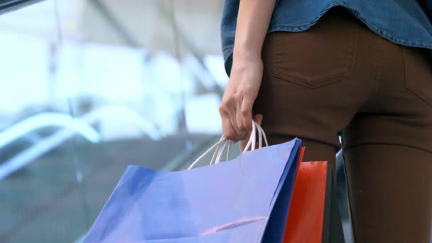 Μέρος της γυναίκας με πλήρεις σακούλες για ψώνια στην πόλη  - Πλάνα, βίντεο