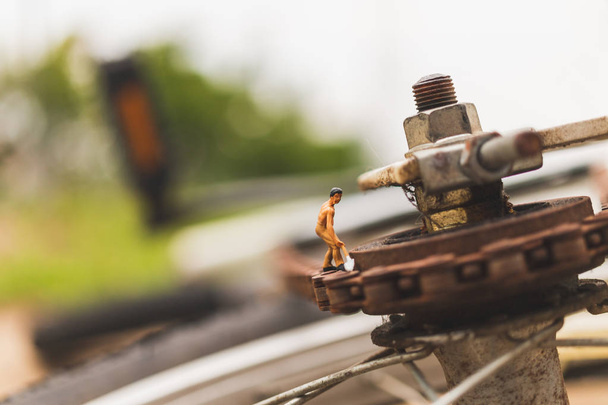 Miniaturmenschen: Mechaniker reparieren Fahrrad  - Foto, Bild
