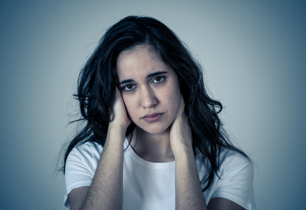 Πορτρέτο της νεαρής λυπημένη Λατινική γυναίκα που πάσχει κατάθλιψη φαίνεται προνοητικός. Νιώθοντας συναισθηματικό πόνο, θλίψη. Απομονώνεται με χώρο αντιγραφής. Ανθρώπινες εκφράσεις συναισθήματα και γυναίκες ψυχική υγεία. - Φωτογραφία, εικόνα