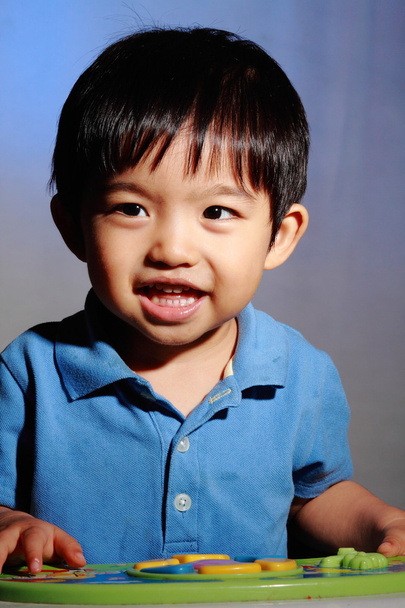 Hermoso asiático chico sonriendo
 - Foto, Imagen
