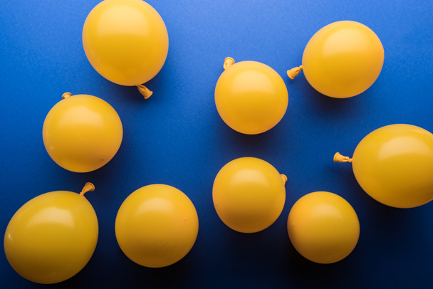  Ballons jaunes décoratifs sur fond bleu vif
 - Photo, image