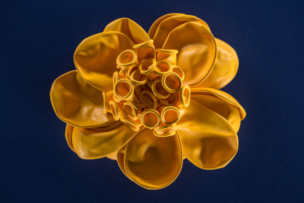 Top view of yellow balloons on dark blue background - Foto, Imagen