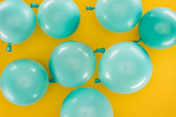Globos azules sobre fondo amarillo, concepto de fiesta
 - Foto, imagen