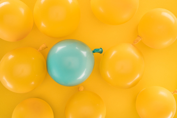 Żółte balony i niebieski na żółtym tle  - Zdjęcie, obraz