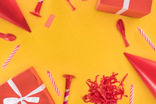 Rosso oggetti festa di compleanno su sfondo giallo
 - Foto, immagini