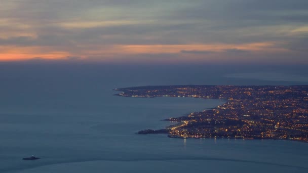 Luftaufnahme von Bugio Fort, oeiras carcavelos sintra paco de arcos und Lissabon, mit Sintra-Bergen im Hintergrund und Stadtbeleuchtung. - Filmmaterial, Video