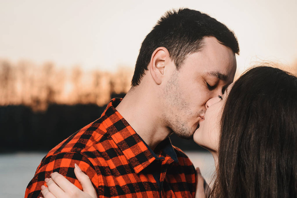 Любящие пары целуются на открытом воздухе на закате - Концепция о людях, любви и образе жизни
 - Фото, изображение