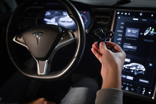 Inside view of Tesla Electric Vehicle. Sreering Wheel and Displays - Foto, immagini