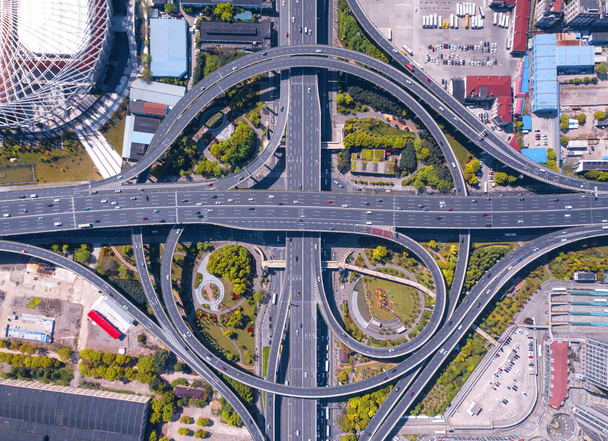 Vista aérea de junções rodoviárias com rotunda. Estradas de ponte s
 - Foto, Imagem