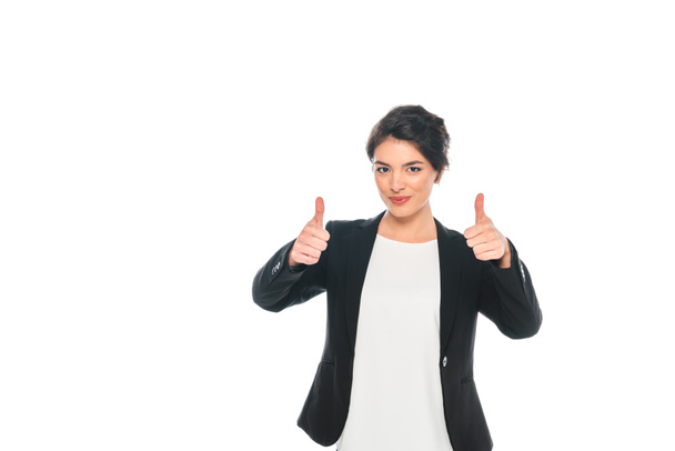 веселая смешанная раса деловая женщина показывает большие пальцы вверх, глядя на камеру изолированы на белом
 - Фото, изображение
