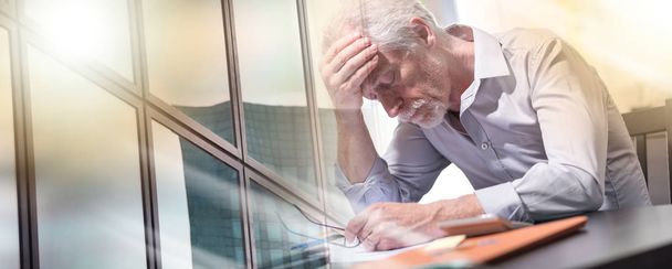Стресс бизнесмен сидит в офисе, световой эффект; несколько е
 - Фото, изображение