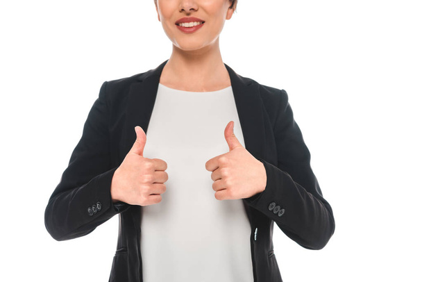 обрезанный снимок улыбающейся смешанной расы бизнесвумен показывает большие пальцы, изолированные на белом
 - Фото, изображение