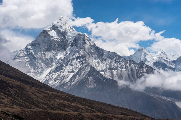 Ama Dablam mountain peak, iconic peak in Everest base camp trek, - 写真・画像