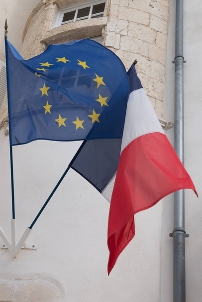 Eleições europeias UE e França pavilhões em parede de vento
 - Foto, Imagem