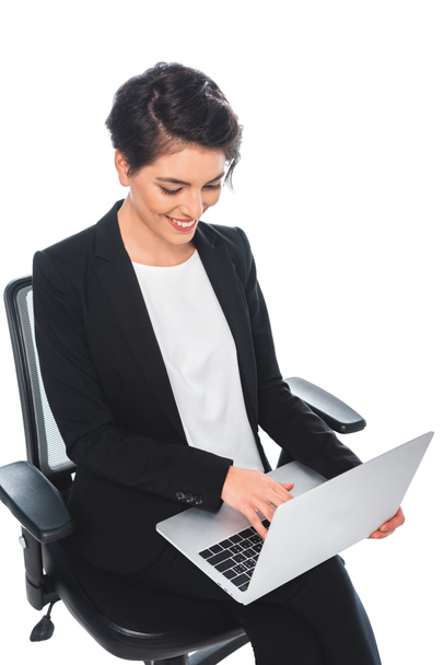 весела змішана гонка бізнес-леді, використовуючи ноутбук, сидячи в офісному кріслі ізольовано на білому
 - Фото, зображення