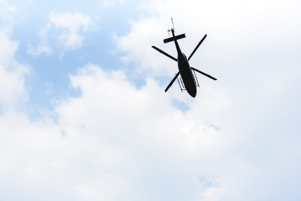 kopya alanı ile gökyüzünde uçan helikopter alt görünümü - Fotoğraf, Görsel