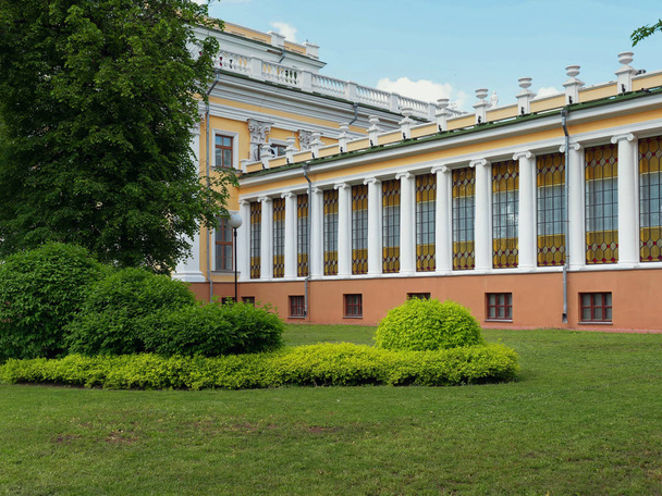 GOMEL, BELARUS - 15 MAI 2019 : City Park. Complexe Rumyantsev Palace
. - Photo, image